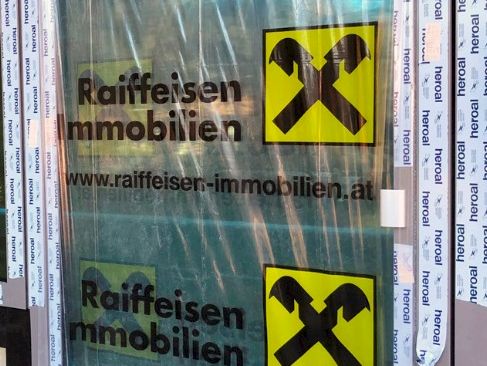 Anwendung der bedruckten Türschutzhülle