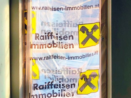 Simproflex Türschutzhüllen als Baustellenwerbung - Anwendung vor Estrichlegung