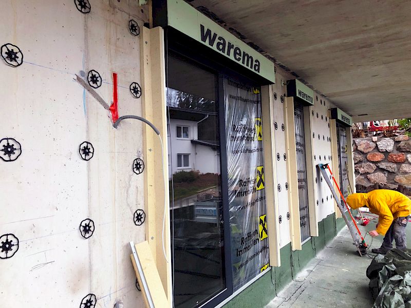 Simproflex Außenanwendung mit Baustellenwerbung vor Fassadenfertigstellung