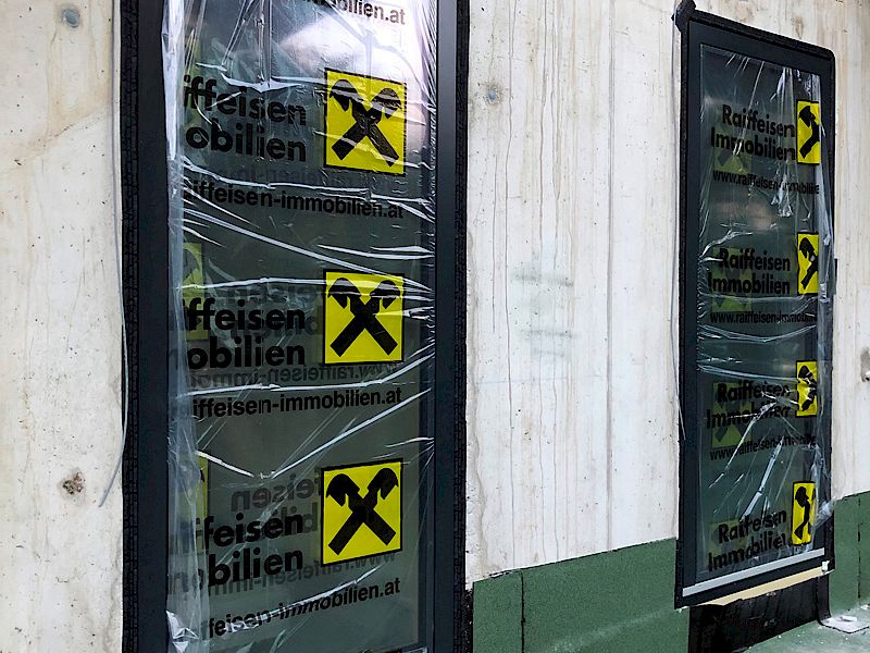 bedruckte Simproflex Türschutzhülle mit Firmenlogo - Baustellenwerbung