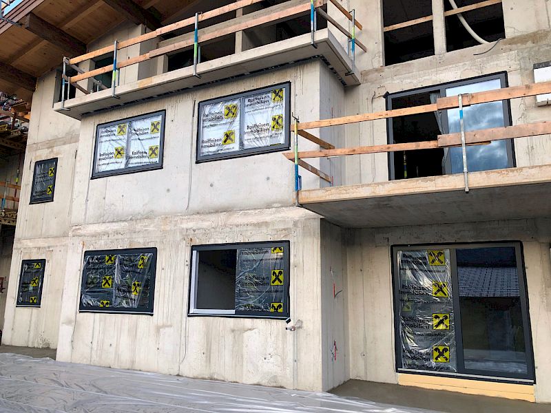 bedruckte Simproflex Schutzhüllen als Baustellenwerbung