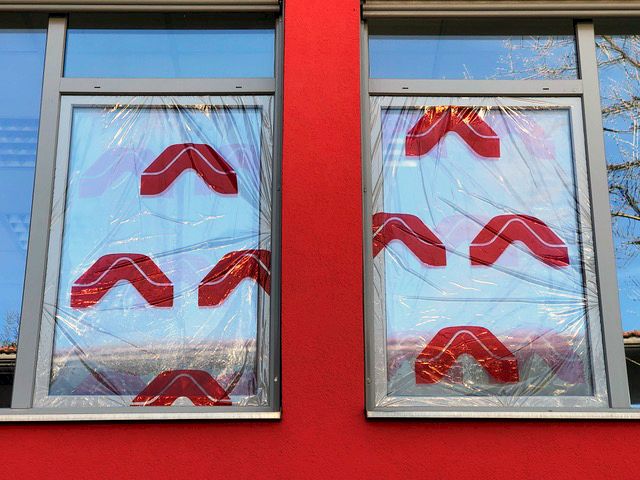 Baustellenwerbung mit bedruckten Simproflex Fensterschutzhüllen